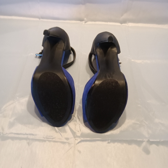 Heel Shoes - Picture 3 of 9